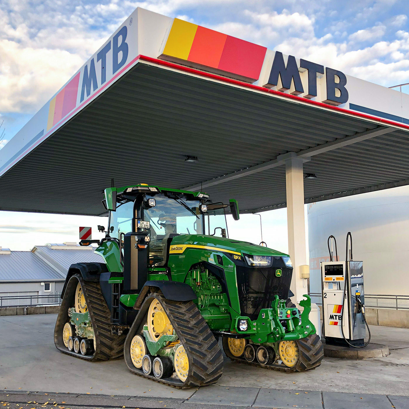 Ein Bild des John Deere 8RX Traktors an der MTB Tankstelle.